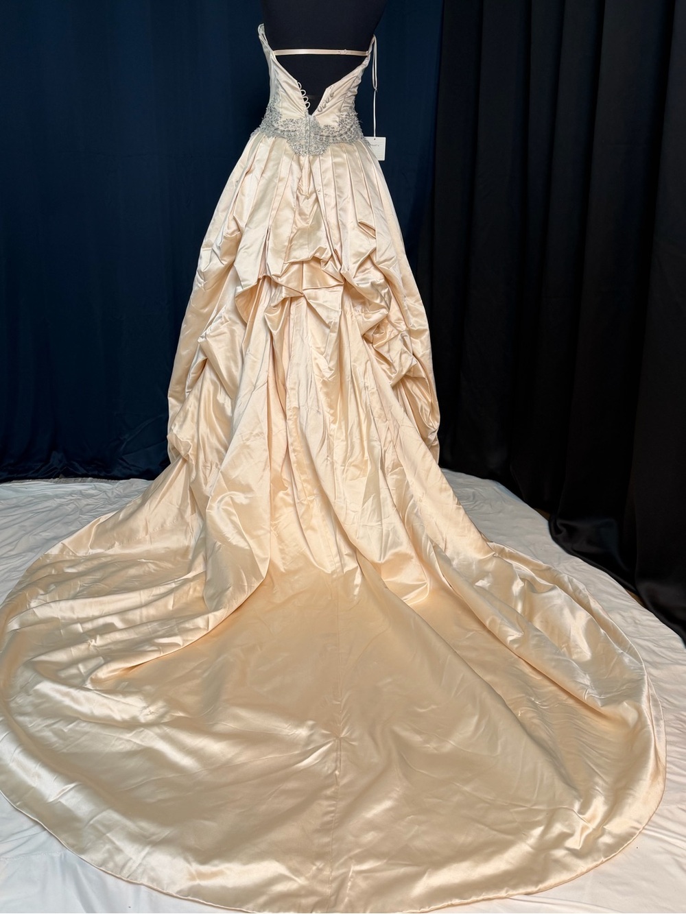 NWT COCOE VOCI WEDDING GOWN SIZE 4 w/veil & clutch - Picture 6 of 16